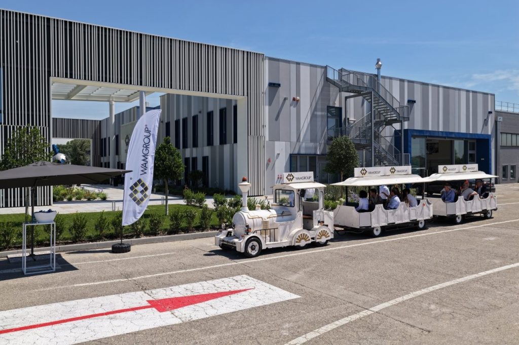 Trenino per la visita guidata tra gli stabilimenti di WAMGROUP a Ponte Motta di Cavezzo